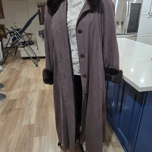 Chic Women's MochaTrench Coat with Fur Collar.  Fur Removes From Entire Coat - Picture 5 of 8